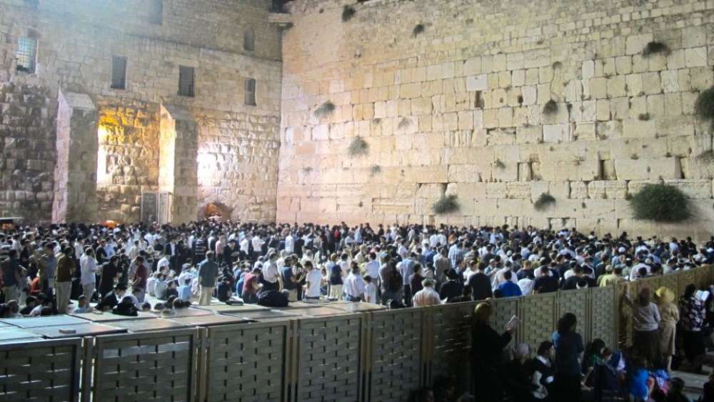 Thousands gather at Western Wall in Jerusalem